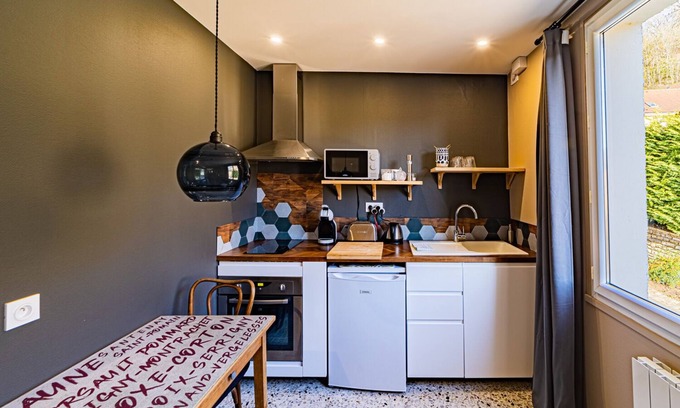 Saint-Romain Apartment | Cozy Gîte "Le Minéral" - 10 Min to Beaune with Pool & Spa