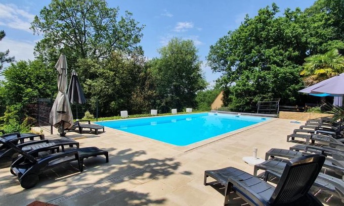 Simeyrols Bed & Breakfast | Enjoy Nature at Gîte Le Nieudegat with Pool & Dining