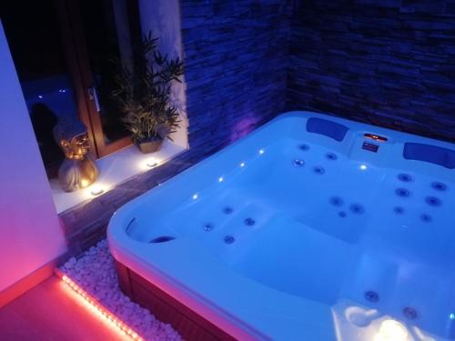 Wirwignes House | Relaxing Gîte le Petit Crocq with Oceanfront Spa Retreat