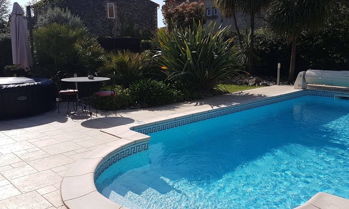 Lezignan-la-Cebe House | Gîte Le Pigeonnier: Air-Conditioned Oasis with Pool