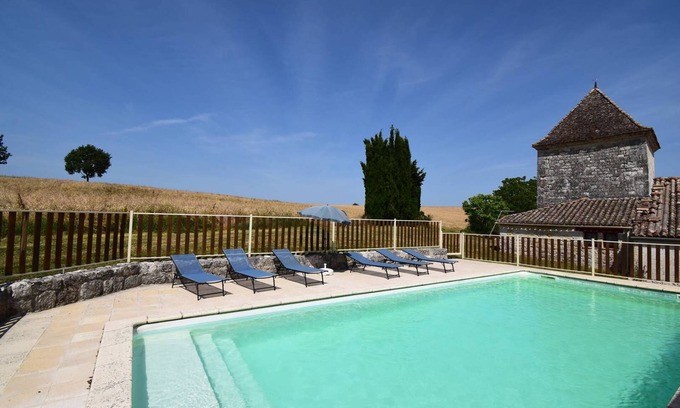 Dondas House | Discover Gîte Le Pigeonnier - Family-Friendly Retreat in Dondas