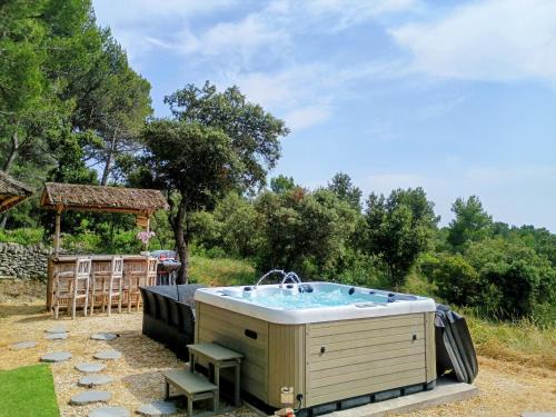 Saumane-de-Vaucluse Apartment | Gîte Le Provence Spacieux 100m2 - Piscine Jacuzzi Privé Parking Jardin 33 hectares