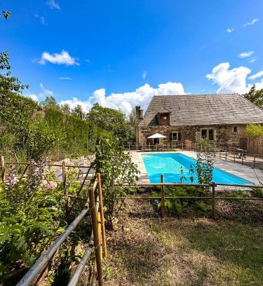 Le Lardin-Saint-Lazare House | Discover Gîte le relais de la diligence: Pool & Family Friendly