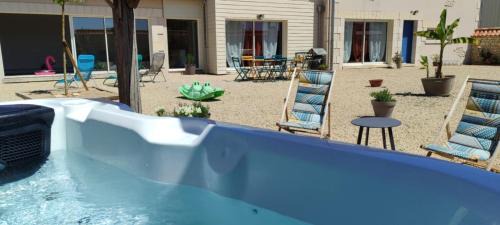 Messeme House | Pet-Friendly Gîte le Relais du Mardelon with Hot Tub