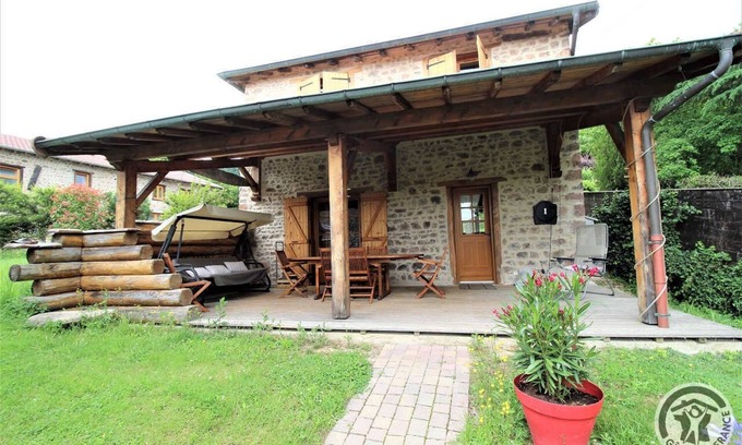 Poule-les-Echarmeaux House | Highly Rated House with Pool, Spa & Pet-Friendly Perks