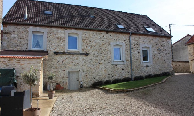 Grauves House | Discover Gîte le St Vincent: Family-Friendly with Pool Access