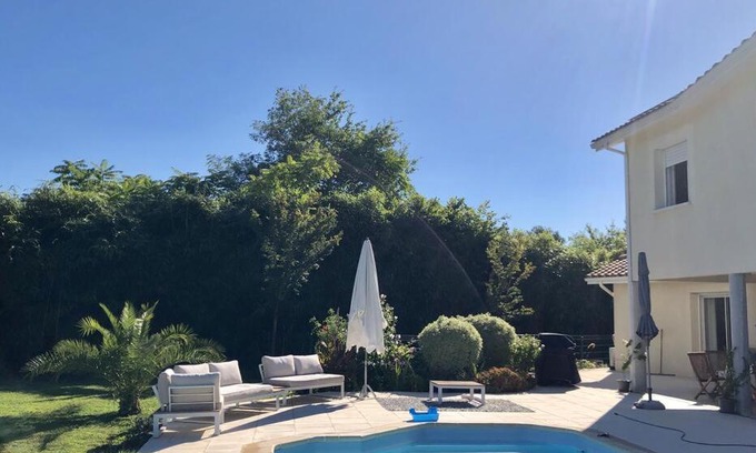 Castets House | Guest Rated: Gîte Les Bambous de Castets with Pool Access