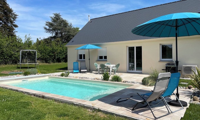 Garennes-sur-Eure House | Discover Gîte les Coquelicots: Poolside Ocean Retreat
