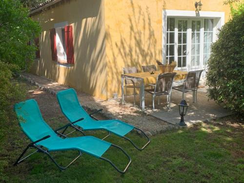 Carpentras House | Cozy Gîte les Cyprès: Poolside Retreat with Ocean Views