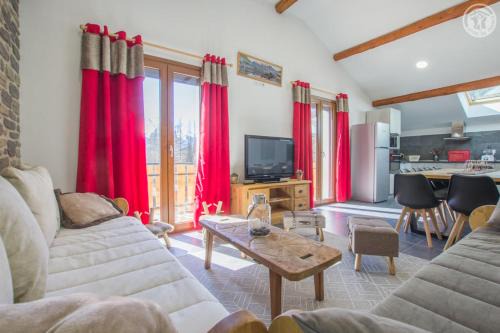Termignon House | Discover Gîte Les Mélèzes: Family-Friendly with Pool Access
