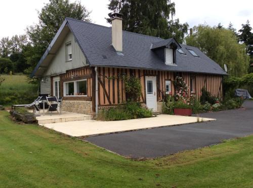 Manerbe House | Child-Friendly Gîte les Nenuphars: Rated 8.5/10 by Guests