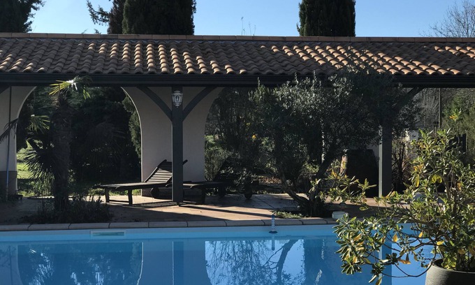 Biganos House | Gîte les Pins: Idyllic Retreat with Pool & Ocean Views
