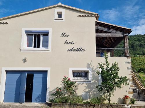 Besignan Apartment | Guest Rated 9.2 - Family-Friendly Gîte Les Trois Abeilles
