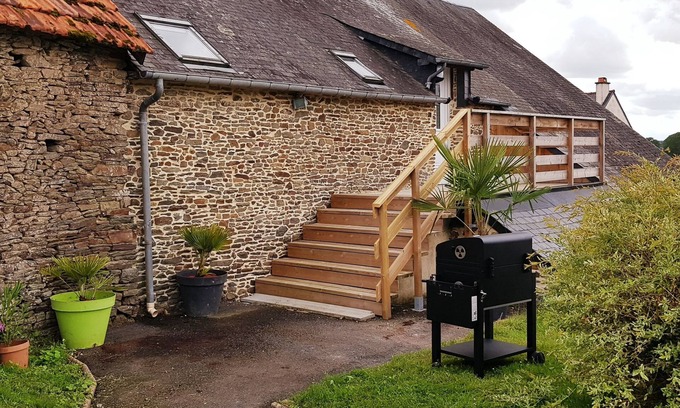 Pontorson House | Relaxing Retreat at Gîte Lucian Mont-Saint-Michel for 10