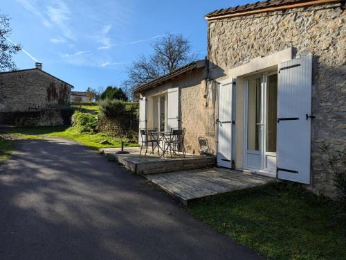 Torsac House | Inviting Gîte with Terrace, Garden & Wi-Fi near Angoulême