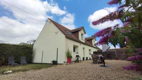 Saint-Julien-de-Chedon House | Family-Friendly Oceanfront Gîte for Memorable Getaways