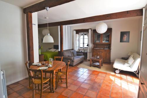 Souillac House | Relaxing Gîte Manseng with Oceanfront Pool & Restaurant
