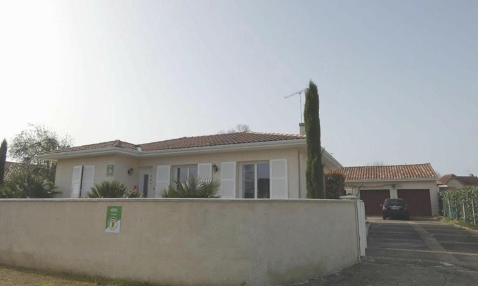 Meilhan House | Family-Friendly Retreat at Gîte Meilhan, Perfect for 6