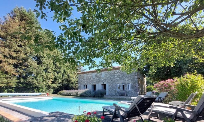 Moncaut House | Family-Friendly Gîte Meynard with Pool and Breakfast for 8