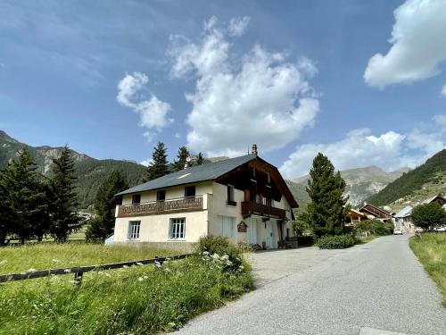 Ceillac Apartment | Spacious Gîte Montagne for 25 | Family-Friendly Chalet Coste Belle