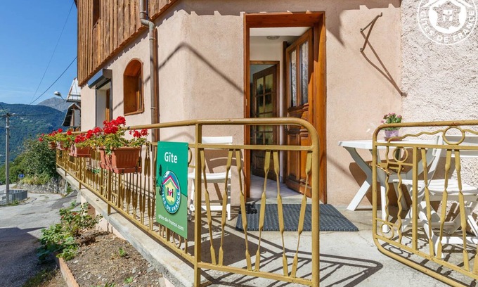 Great Alpine Road House | Cozy Gite near Champagny en Vanoise with Family Amenities