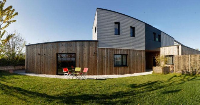 Lesquin House | Discover Gîte Noir Lapin: Oceanfront Retreat with Pool