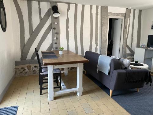 Gonneville-sur-Honfleur Apartment | Cozy Gîte Pépère: Child-Friendly Retreat with 9.6 Rating!