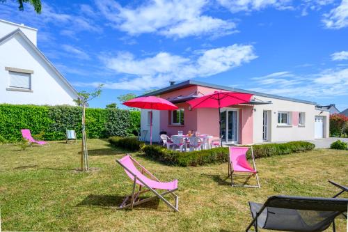 Treffiagat House | Pet-Friendly Haven: AUX AQUARELLES DE LINETTE, Rated 9/10