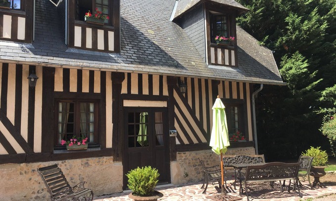 Pont-l'Eveque Cottage | Relaxing Retreat at Gîte Pressoir du Domaine de Geffosses