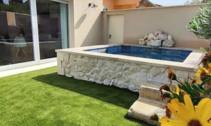 Molleges House | Private Gîte with Pool and Spa in Beautiful Provence