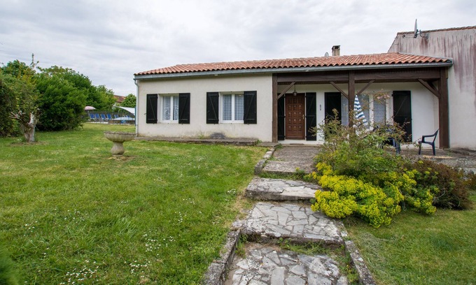 Retaud Cottage | Gîte Rétaud, 6 people, swimming pool under cover