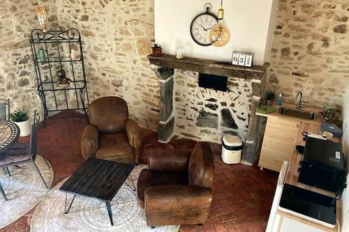 Chatel-Guyon Apartment | Romantic Gîte in Historic Wine House with Pool Access