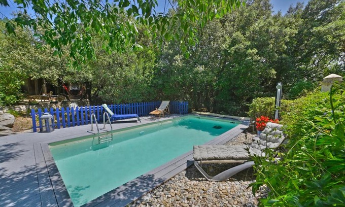Lussan Apartment | Gîte Romy - Enjoy a Relaxing Retreat with Shared Pool