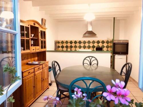 Surtainville House | Gîte Rose des Vents: Relax by the Ocean with Parking