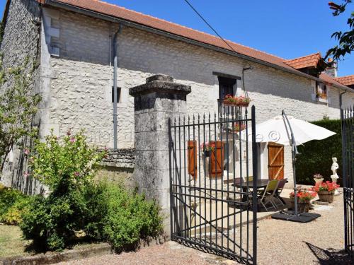 La Tour-Saint-Gelin House | Cozy Gîte Rural with Baby Amenities and Wi-Fi Near Mini-Golf