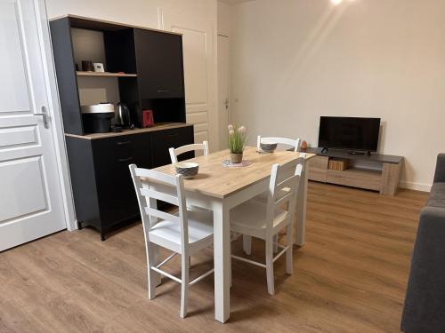 Saint-Bonnet-de-Four House | Gîte rural avec animaux, Wi-Fi, parking, proche nature - FR-1-489-561