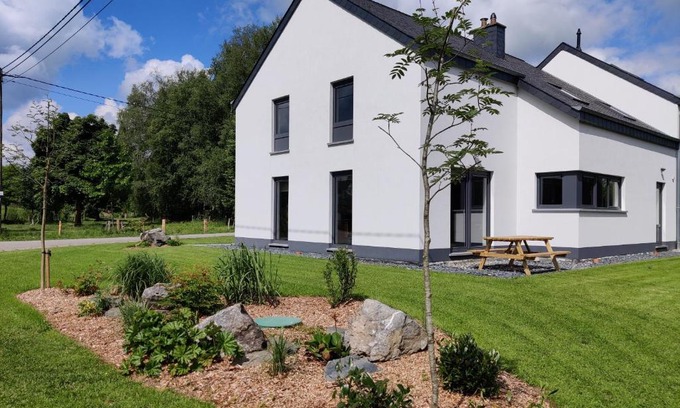 Leglise House | Guest Rated 9.5 - Gîte Sous les vents Awaits You!
