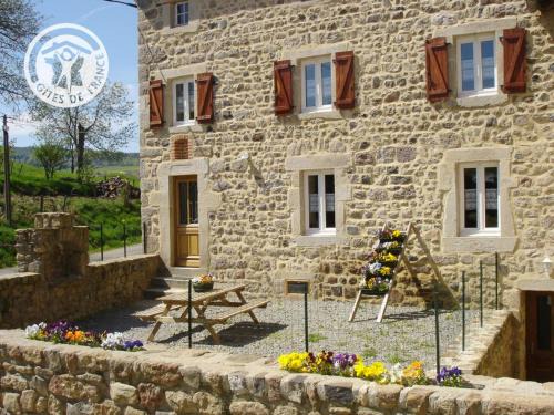 Saint-Bonnet-le-Courreau House | Discover Your Perfect Getaway: Pet-Friendly Gîte with Terrace