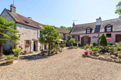 Mer House | Charming 2-Bedroom Maison with Garden & Wifi in Mer