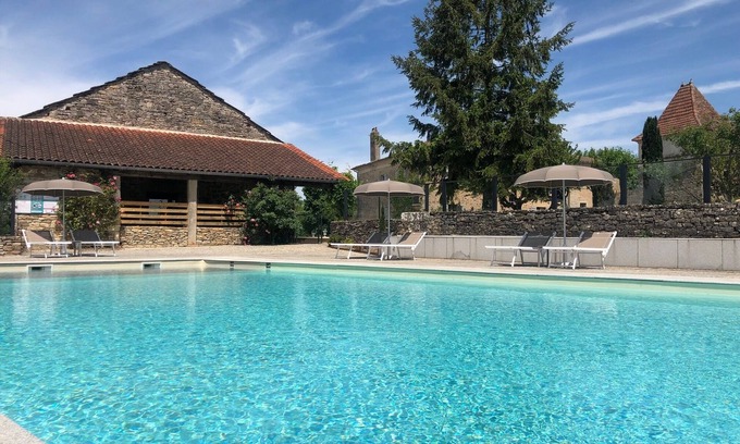 Caylus Cottage | Gîte Stendhal: Relaxing Retreat with Pool & Family Amenities