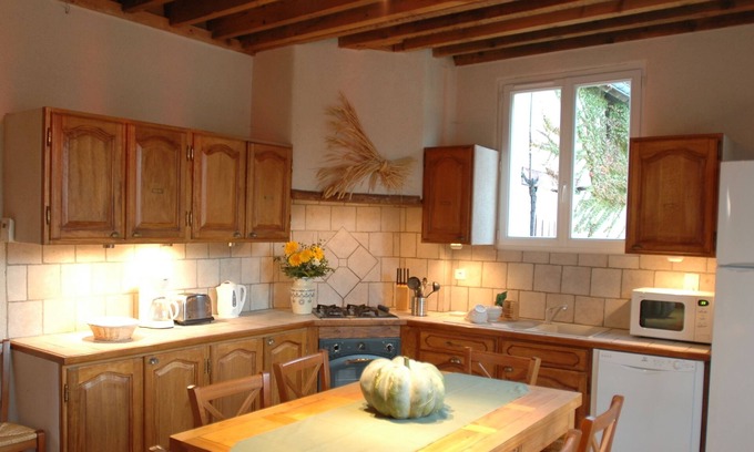 Villandry House | Gîte Tilleul: Pet-Friendly Stay with Pool & Breakfast