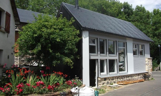 Vernines House | Bright and Inviting Gîte: Child-Friendly Stay Awaits!
