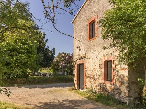 Monnieres House | Charming Gîte in Monnières with Private Garden & Wifi