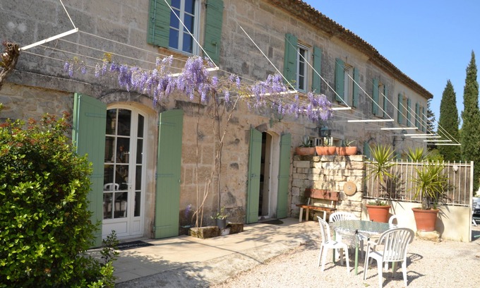 Arles House | Cozy Gîte Van Gogh: Pet-Friendly Stay with Kitchen & Breakfast