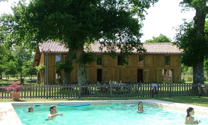 Vert House | Relaxing Gîte Vert with Pool for Family Getaways