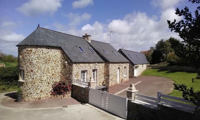 Virandeville House | Gîte Virandeville: Pet-Friendly Retreat for 5 Guests
