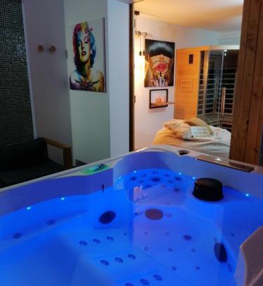 Calais House | Trendy Gîtes with Jacuzzi, Sauna & Oceanfront Views