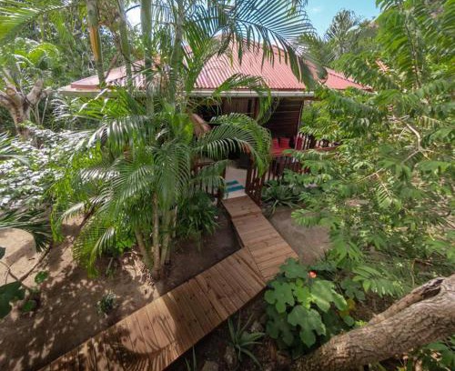 Terre-de-Haut House | Explore Gîtes dans un jardin: Pet-Friendly Oceanfront Retreat