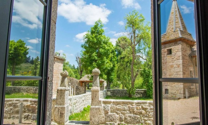 Villeneuve House | Top-Rated House with Spa and Family-Friendly Amenities