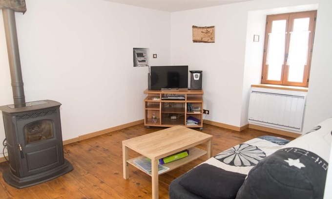 Cubieres House | Inviting House: Guest Rated 9.2, Pet & Child Friendly